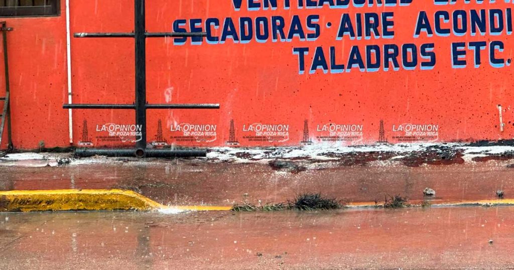 Reportan hidrocarburo sobre la Av. 20 y calles de la Chapultepec Reportan hidrocarburo sobre la Av. 20 y calles de la Chapultepec