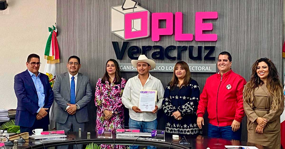 José Luis Ponce recibe constancia como alcalde electo de Chontla José Luis Ponce recibe constancia como alcalde electo de Chontla