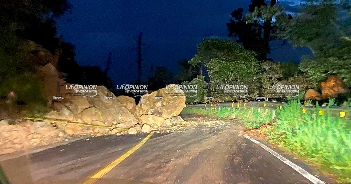 Reportan caida de rocas sobre la carretera Federal México Tuxpan