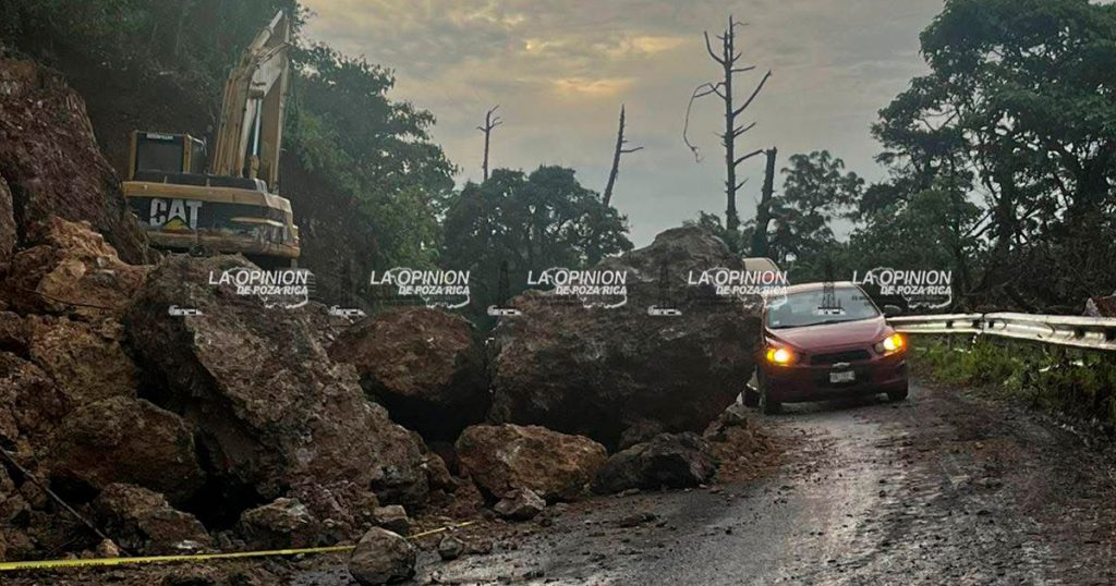 Reportan caida de rocas sobre la carretera Federal México Tuxpan Reportan caida de rocas sobre la carretera Federal México Tuxpan