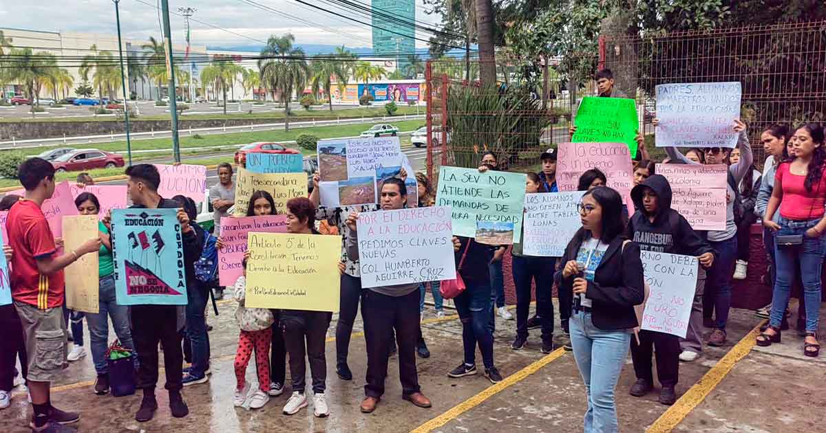 Exigen audiencia en las oficinas de la SEV Exigen audiencia en las oficinas de la SEV