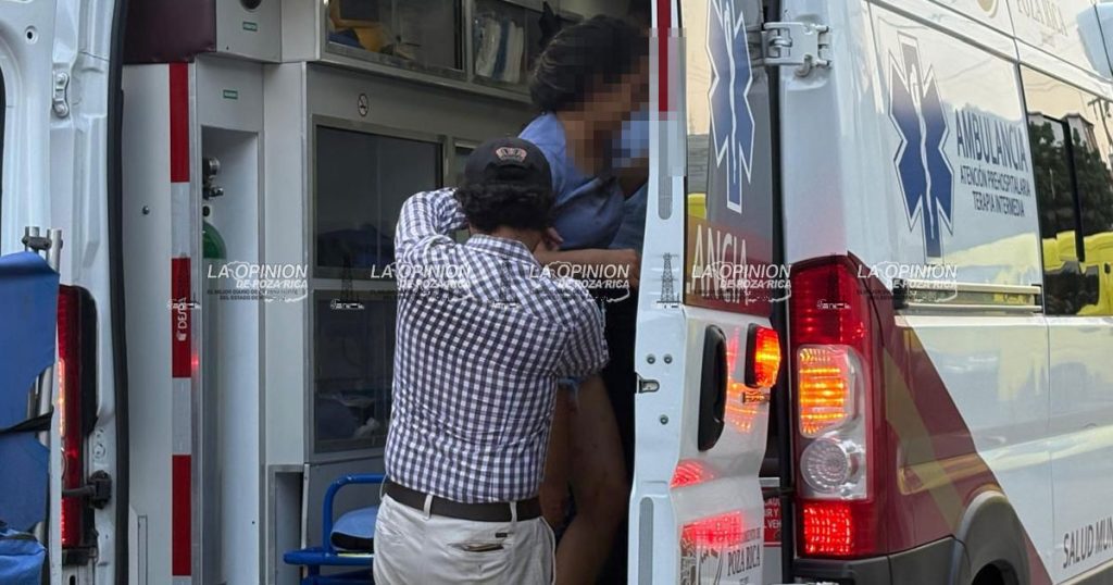 Terminó en urgencias tras aparatosa caída Una mujer de aproximadamente 30 años de edad terminó en la sala de urgencias la tarde de este miércoles, luego de sufrir un aparatoso accidente cuando circulaba en una bicicleta eléctrica por calles de la colonia Las Granjas.