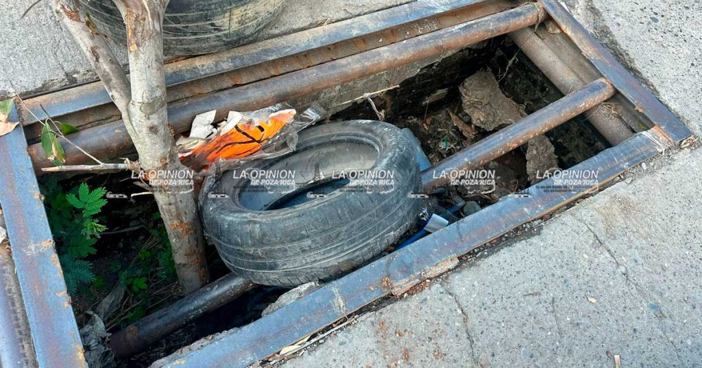 Alcantarilla invade calle Venustiano Carranza, en riesgo automovilistas y peatones Alcantarilla invade calle Venustiano Carranza, en riesgo automovilistas y peatones