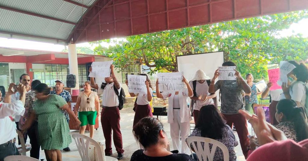 Padres del Cbtis 191 dan 24 horas a autoridades para aclarar destino de recursos; alumnos también protestan
