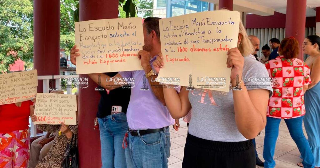 Se manifiestan maestros de la María Enriqueta por falta de transformador