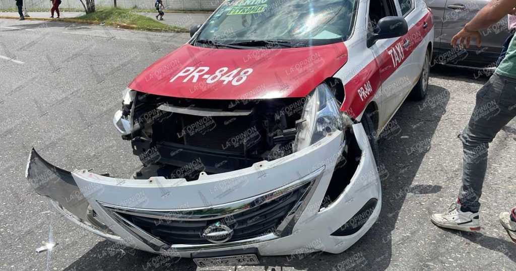Mala maniobra ocasiona; Moto vs Taxi Mala maniobra ocasiona; Moto vs Taxi