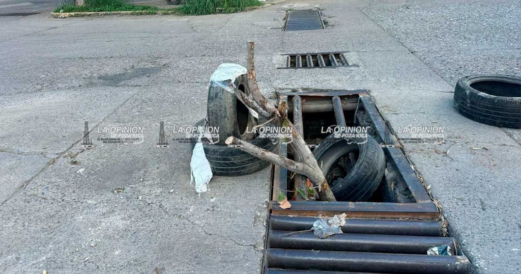 Alcantarilla invade calle Venustiano Carranza, en riesgo automovilistas y peatones Alcantarilla invade calle Venustiano Carranza, en riesgo automovilistas y peatones