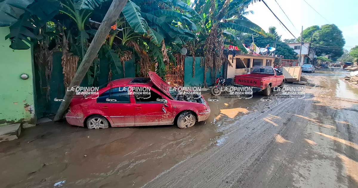 La ciudad entera lucha entre lodo y esperanza La ciudad entera lucha entre lodo y esperanza