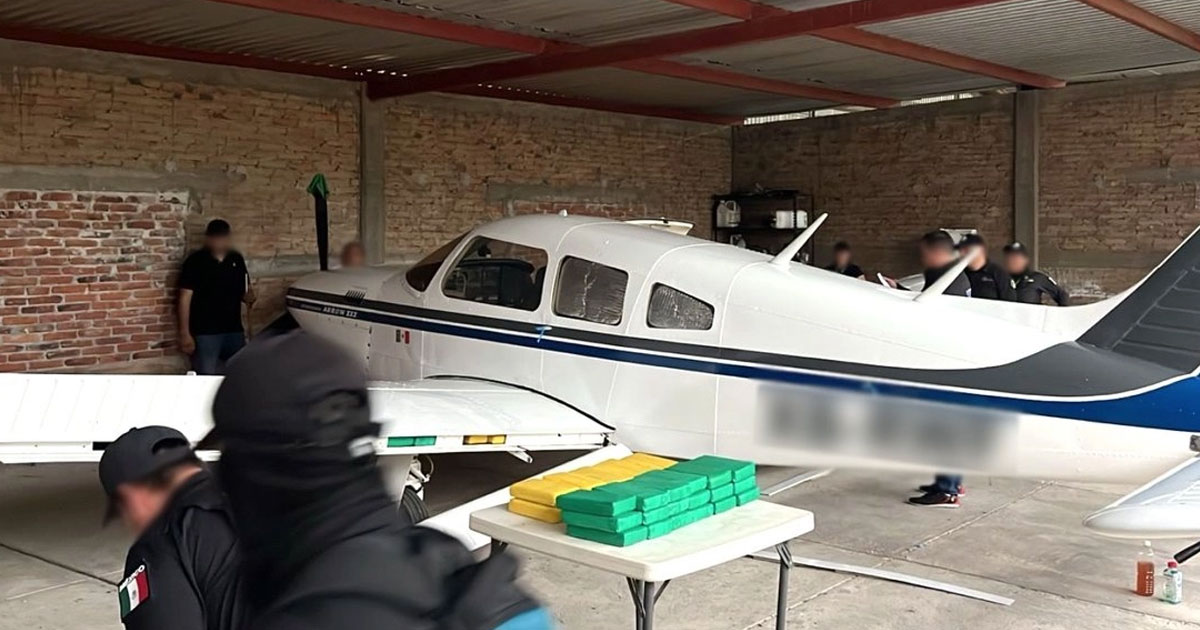 Aseguran avioneta y 203 paquetes de cocaína Aseguran avioneta y 203 paquetes de cocaína