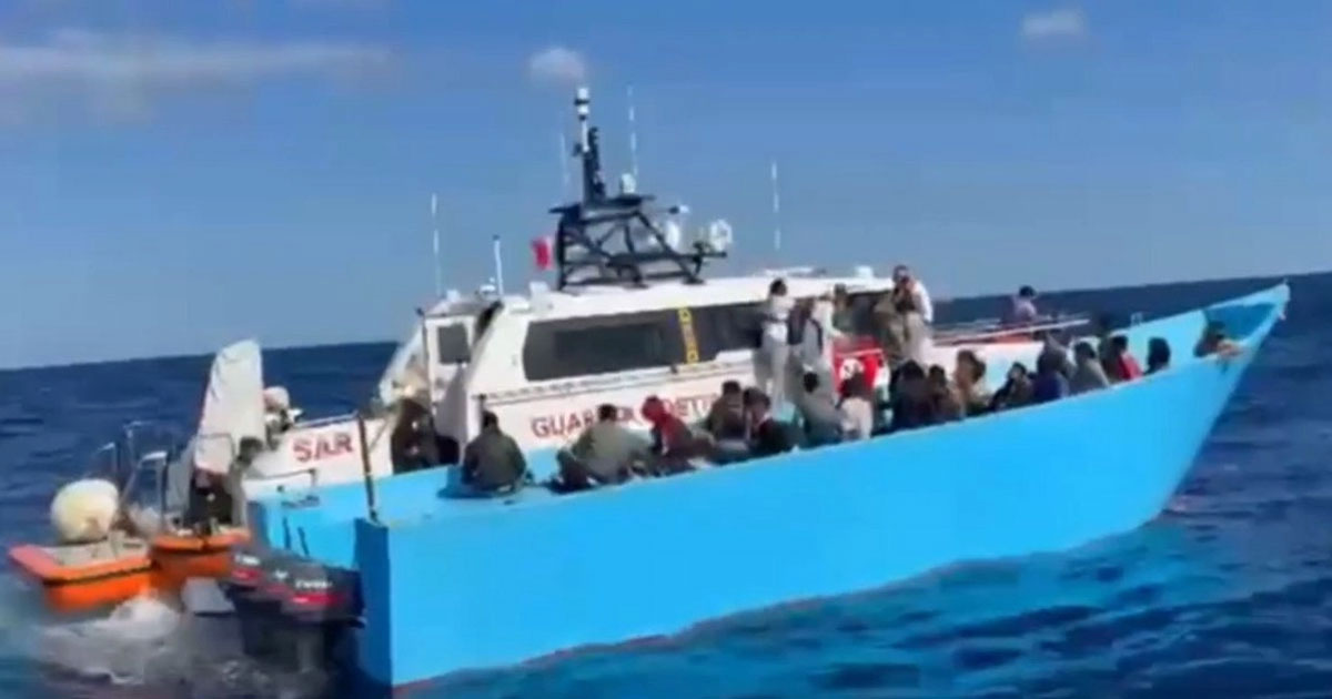 Rescatan guardacostas italianos a decenas de migrantes Rescatan guardacostas italianos a decenas de migrantes