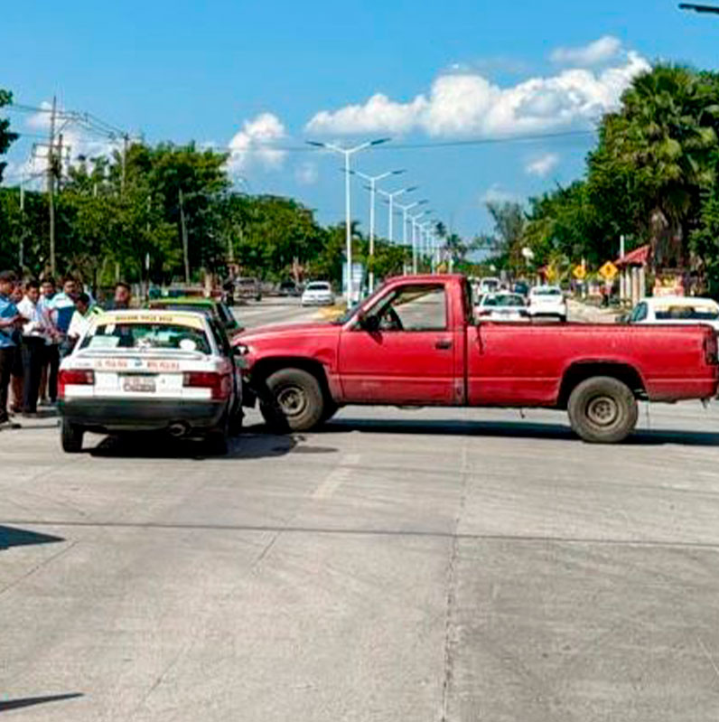 Le ganaron las prisas; camioneta VS taxi Le ganaron las prisas; camioneta VS taxi