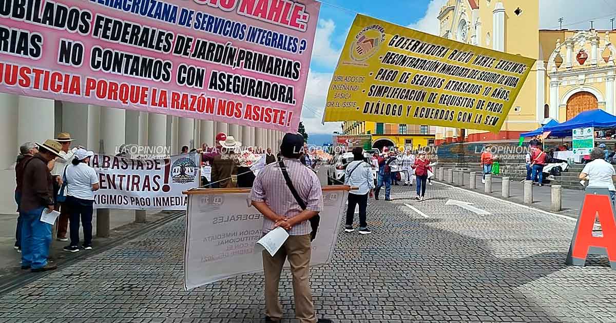 Jubilados bloquean calles; exigen pagos Jubilados bloquean calles; exigen pagos