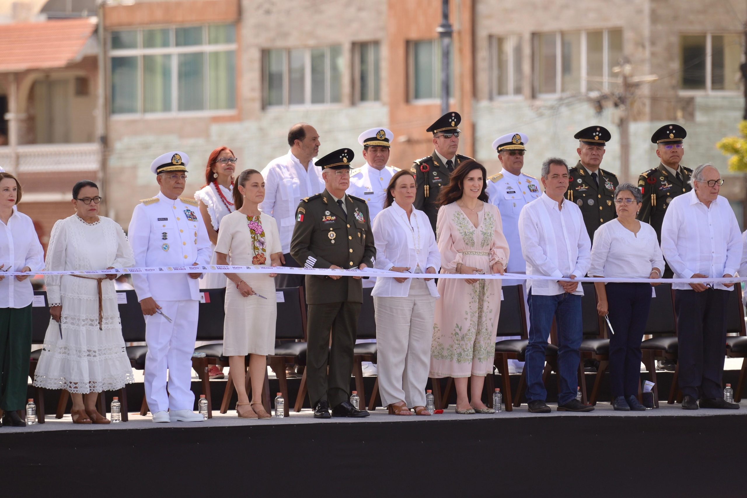 Gobernadora Rocío Nahle acompaña a la presidenta Claudia Sheinbaum en homenaje a la Armada de México