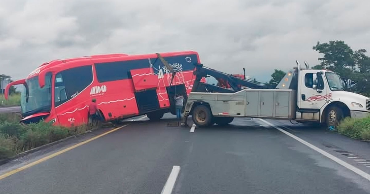 Se accidenta ADO en autopista