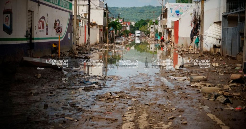 Vecinos de la colonia Morelos exigen solución a problemas de inundación de aguas negras Vecinos de la colonia Morelos exigen solución a problemas de inundación de aguas negras