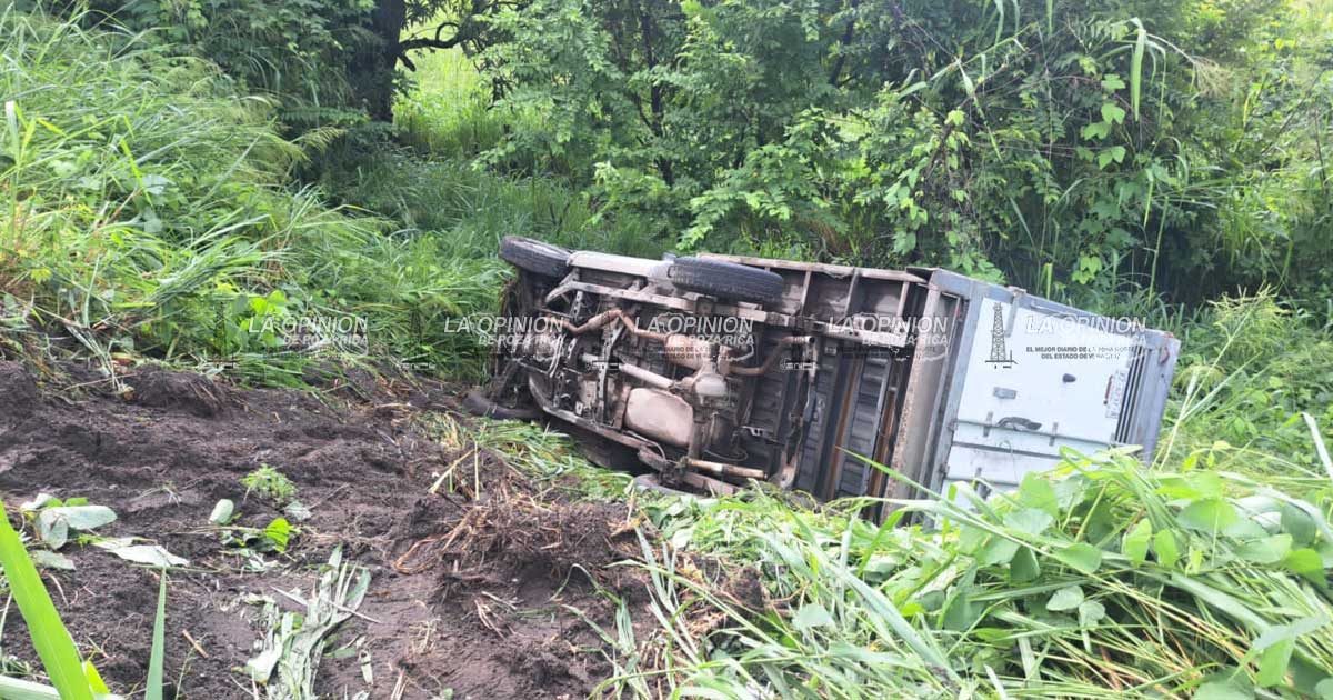 Vuelca camioneta en la Veracruz-Xalapa Vuelca camioneta en la Veracruz-Xalapa