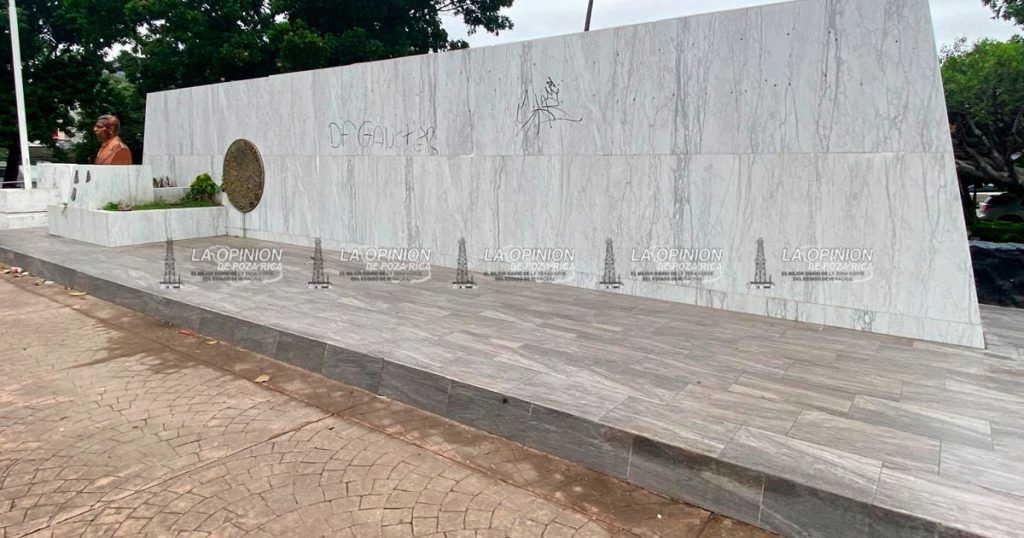 La plaza cívica se quedó en el olvido, destruida y con grafiti en los muros La plaza cívica se quedó en el olvido, destruida y con grafiti en los muros