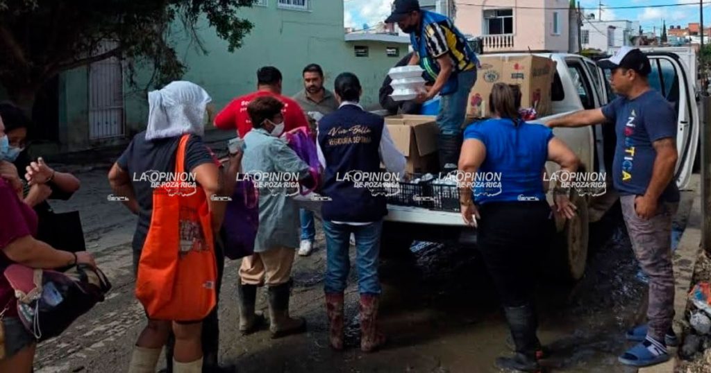 Lesli Ortiz sigue llevando platillos de comida caliente a los damnificados Lesli Ortiz sigue llevando platillos de comida caliente a los damnificados