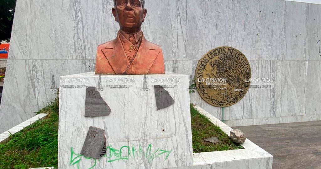 La plaza cívica se quedó en el olvido, destruida y con grafiti en los muros La plaza cívica se quedó en el olvido, destruida y con grafiti en los muros