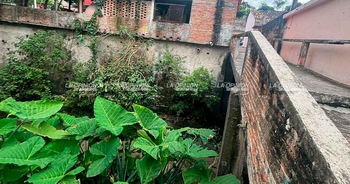 Arroyo se encuentra lleno de basura Arroyo se encuentra lleno de basura