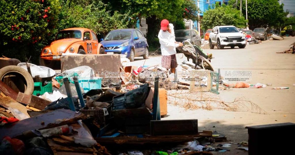 Cierran calles con basura en Colonia 27 de Septiembre Cierran calles con basura en Colonia 27 de Septiembre