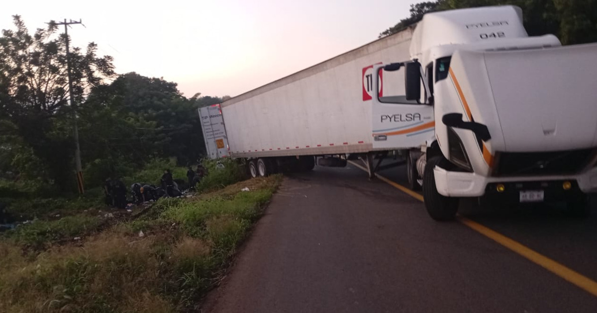 Vuelca tractocamión en carretera federal 180