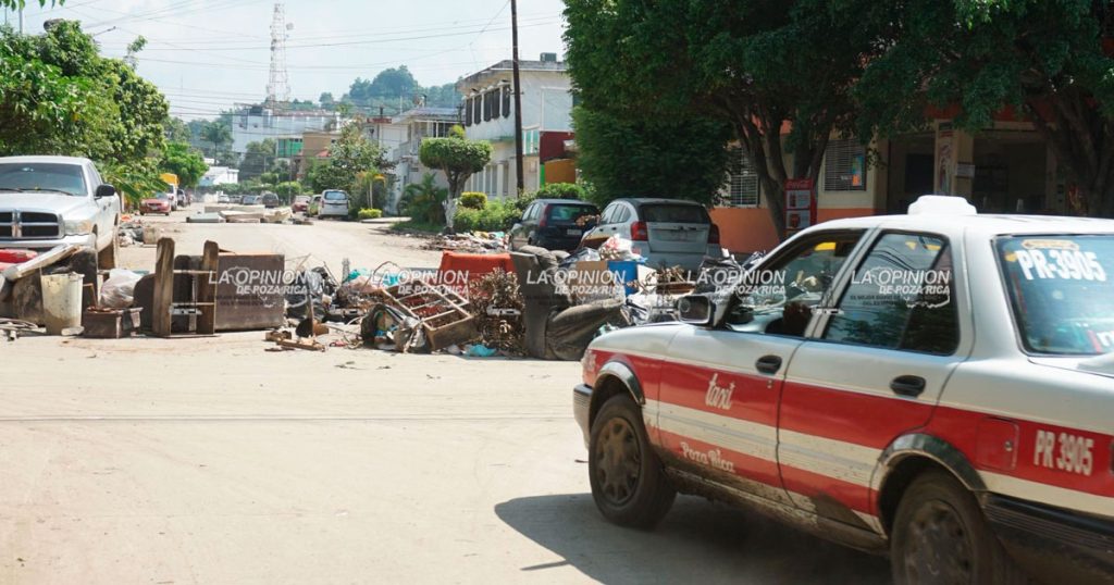 Cierran calles con basura en Colonia 27 de Septiembre Cierran calles con basura en Colonia 27 de Septiembre