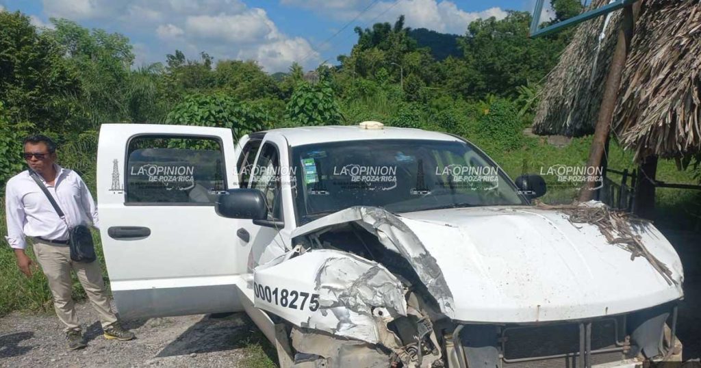 Petrolero derriba poste en El Tajín Petrolero derriba poste en El Tajín