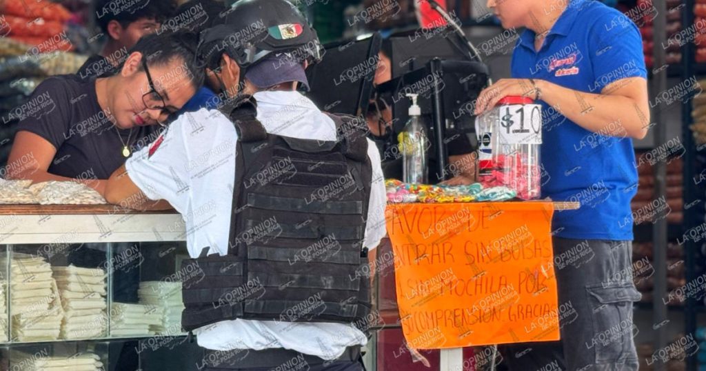 Detienen a hombre por robar en dulcería