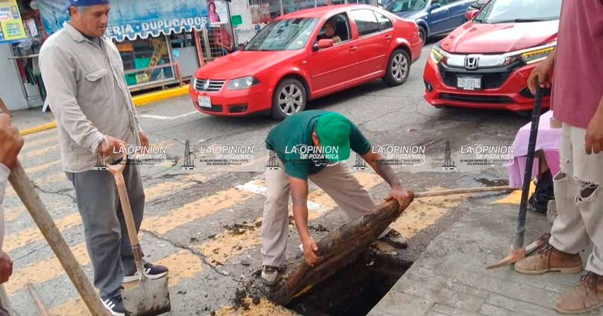 Desazolvan drenajes previo a fuertes lluvias que se prevén para esta región