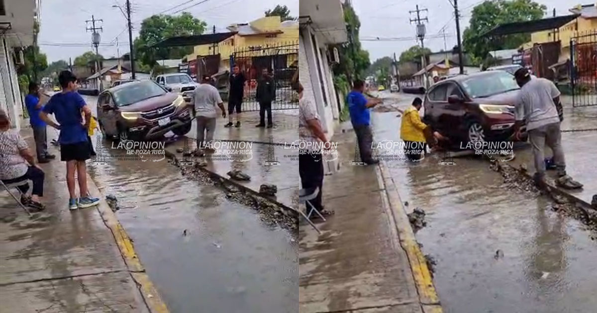 Cae vehículo en zanja de obra inconclusa