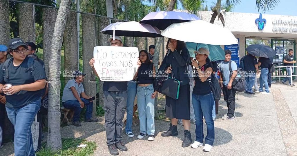 Estudiantes de la UV en Coatzacoalcos bloquean avenida Universidad Estudiantes de la UV en Coatzacoalcos bloquean avenida Universidad
