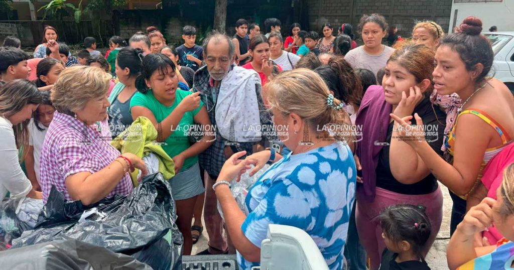 Maestros llevan apoyos a las familias afectadas por las lluvias