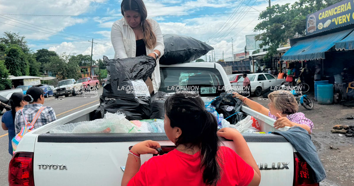 Maestros llevan apoyos a las familias afectadas por las lluvias