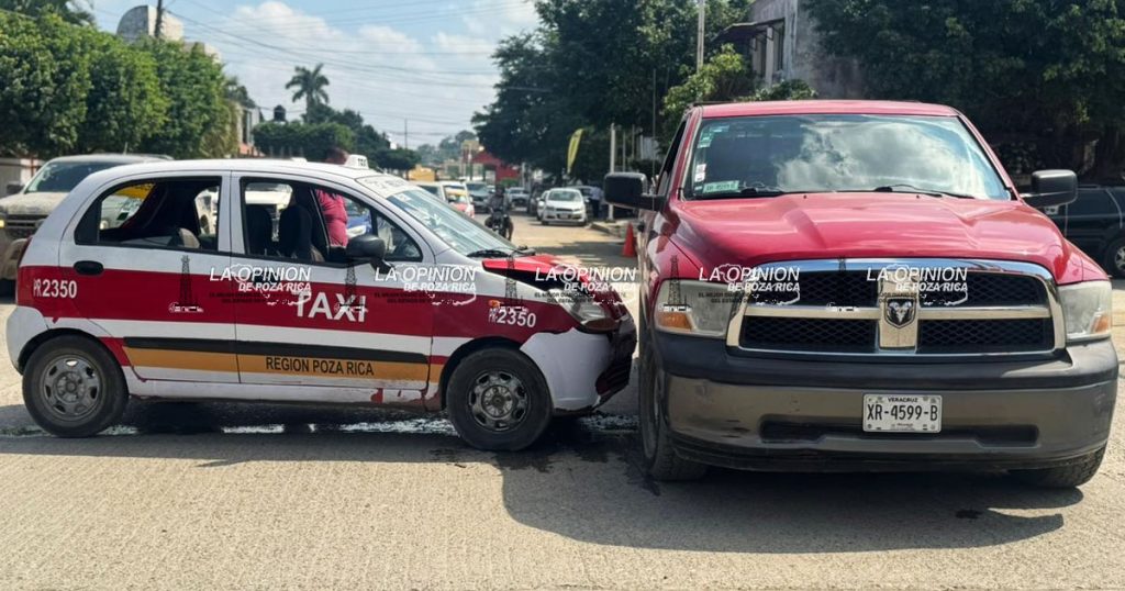 Semaforazo en la 27; Taxi vs. Camioneta Semaforazo en la 27; Taxi vs. Camioneta