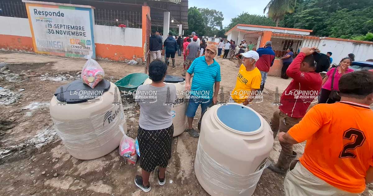 Entregan 250 tinacos a familias damnificadas Entregan 250 tinacos a familias damnificadas