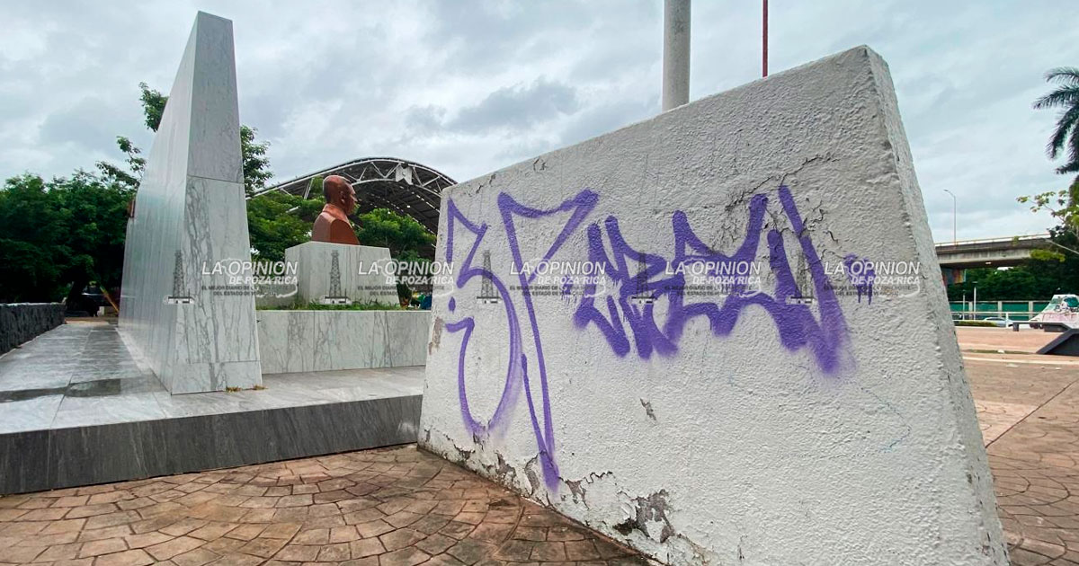 La plaza cívica se quedó en el olvido, destruida y con grafiti en los muros La plaza cívica se quedó en el olvido, destruida y con grafiti en los muros