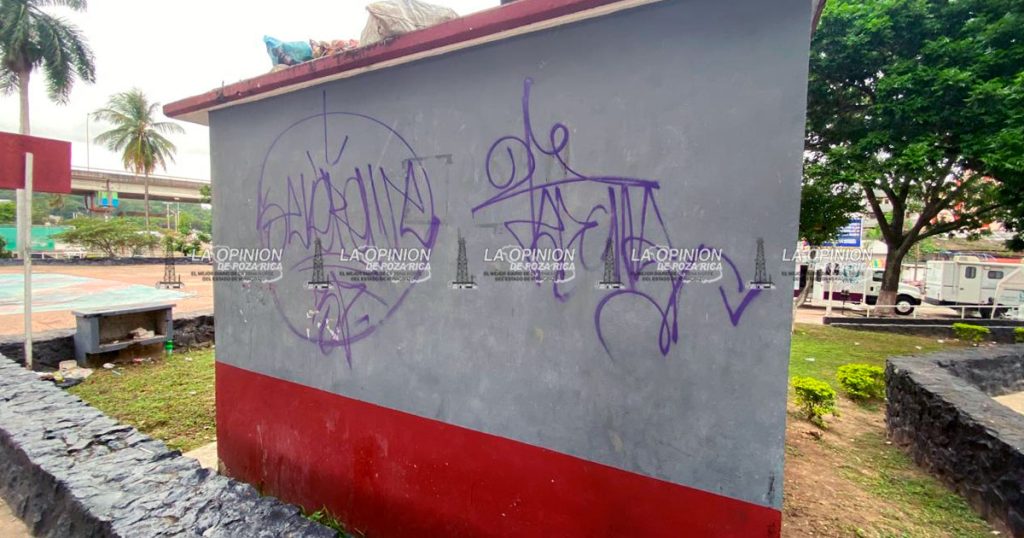 La plaza cívica se quedó en el olvido, destruida y con grafiti en los muros La plaza cívica se quedó en el olvido, destruida y con grafiti en los muros