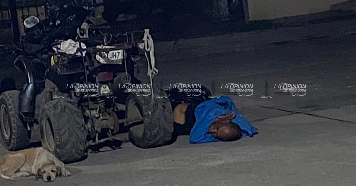 Abandonado, enfermo vive en una cuatrimoto