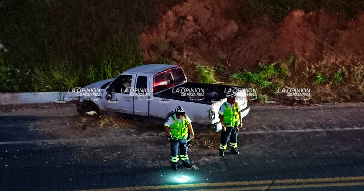 Perdió su camioneta en aparatosa volcadura Perdió su camioneta en aparatosa volcadura