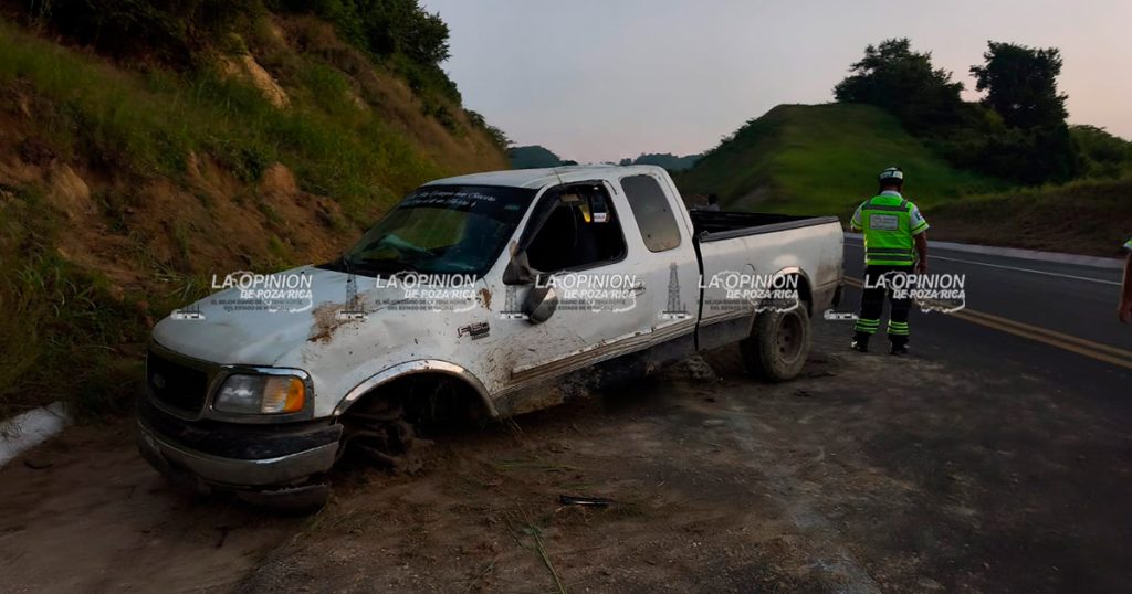 Perdió su camioneta en aparatosa volcadura Perdió su camioneta en aparatosa volcadura