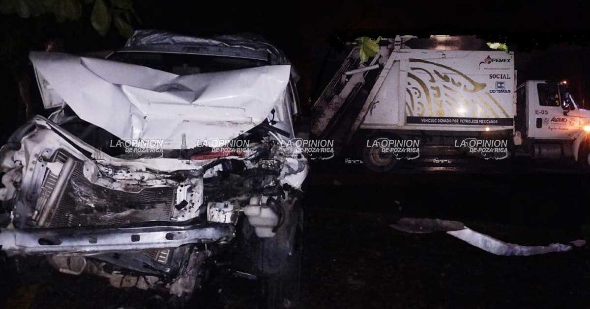 Choque entre camioneta y camión de Limpia Pública