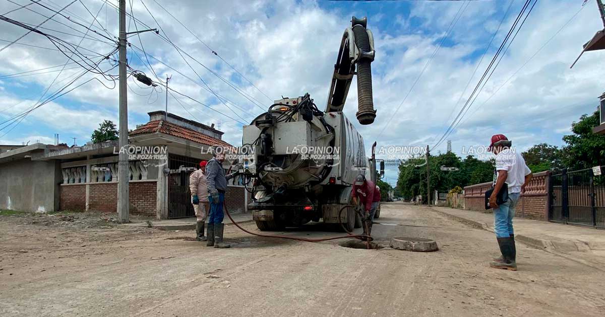Ayuntamiento desazolva drenajes en calles de la colonia Independencia Ayuntamiento desazolva drenajes en calles de la colonia Independencia