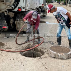 Ayuntamiento desazolva drenajes en calles de la colonia Independencia