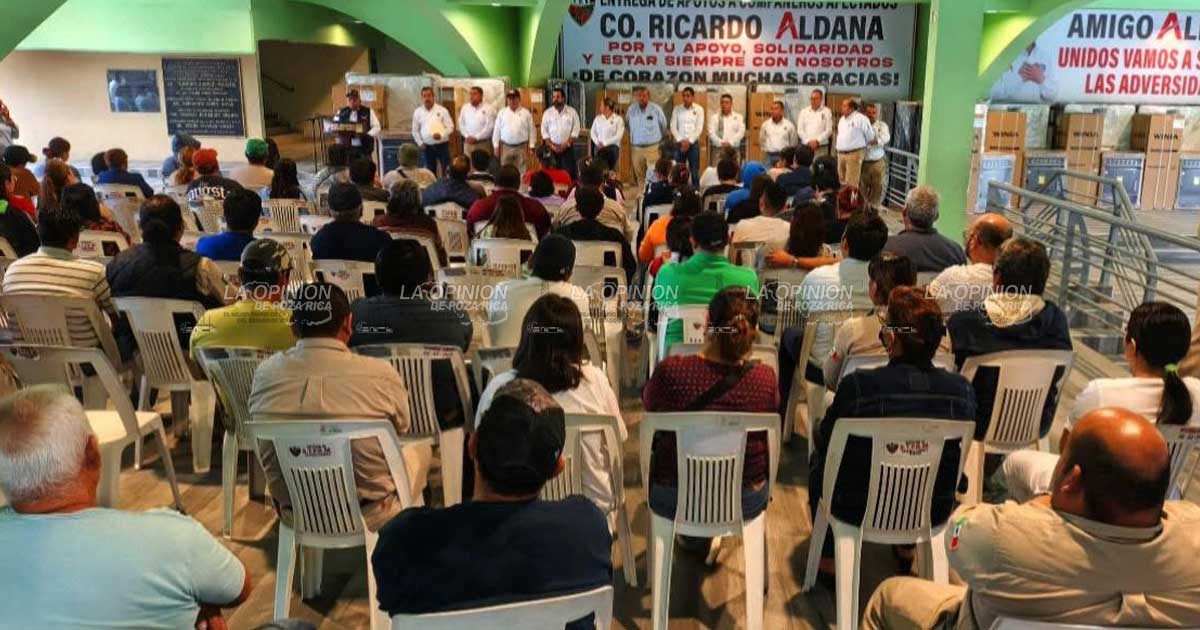 Sección 30 entrega electrodomésticos a petroleros damnificados Sección 30 entrega electrodomésticos a petroleros damnificados