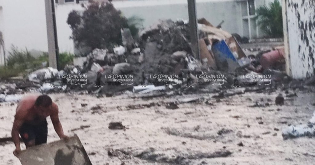 Mueblera arroja toneladas de lodo sobre área que había limpiado SEMAR Mueblera toneladas de lodo sobre área que había limpiado SEMAR