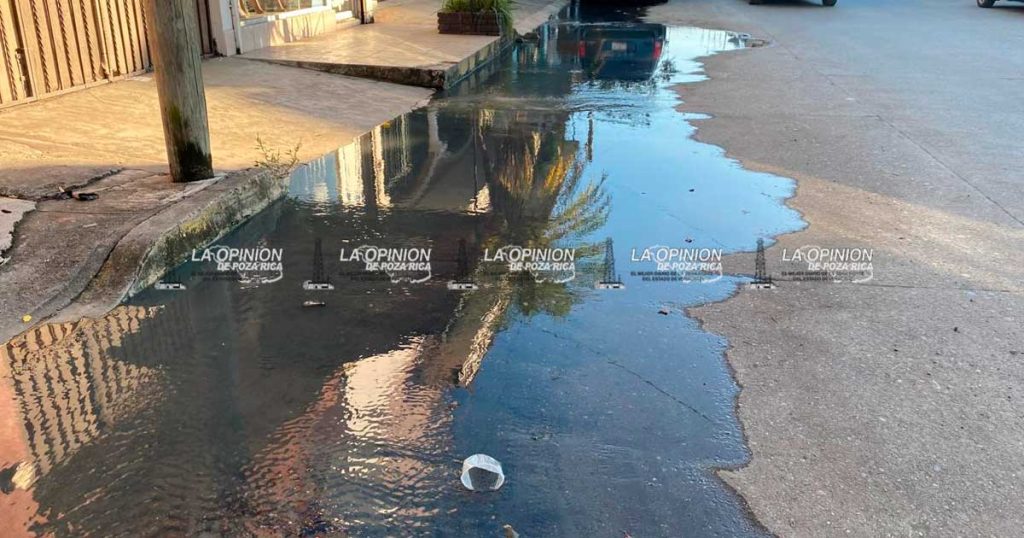 Revienta drenaje y contamina calles de la colonia Laredo; vecinos exigen atención Revienta drenaje y contamina calles de la colonia Laredo; vecinos exigen atención