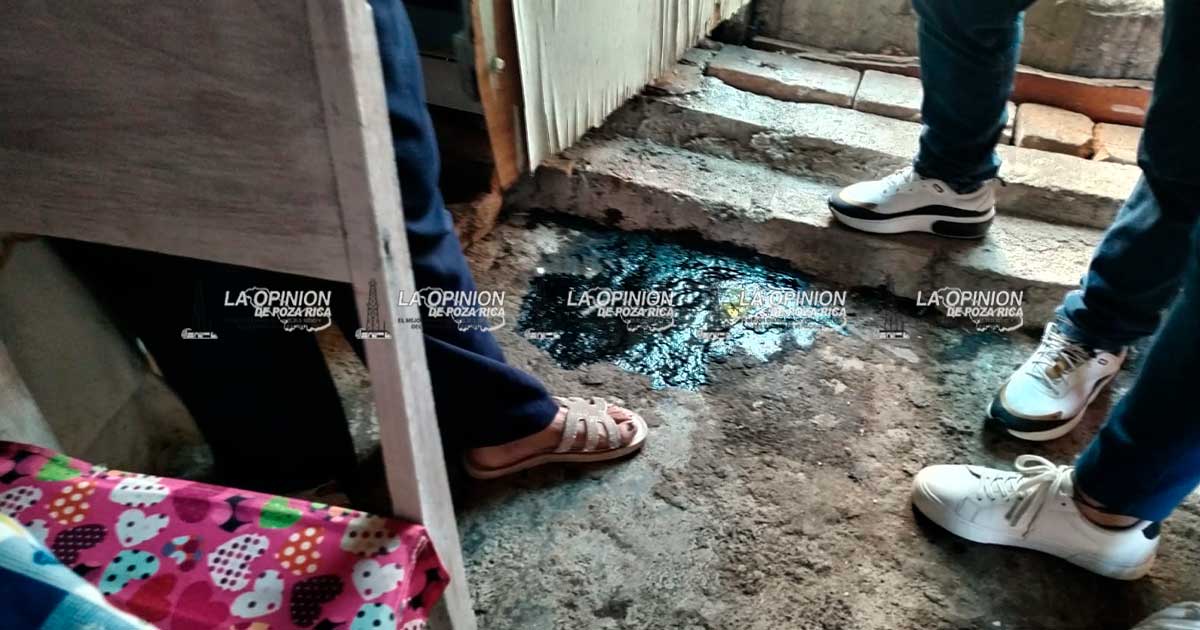Brota hidrocarburo dentro de las viviendas en la colonia Laredo