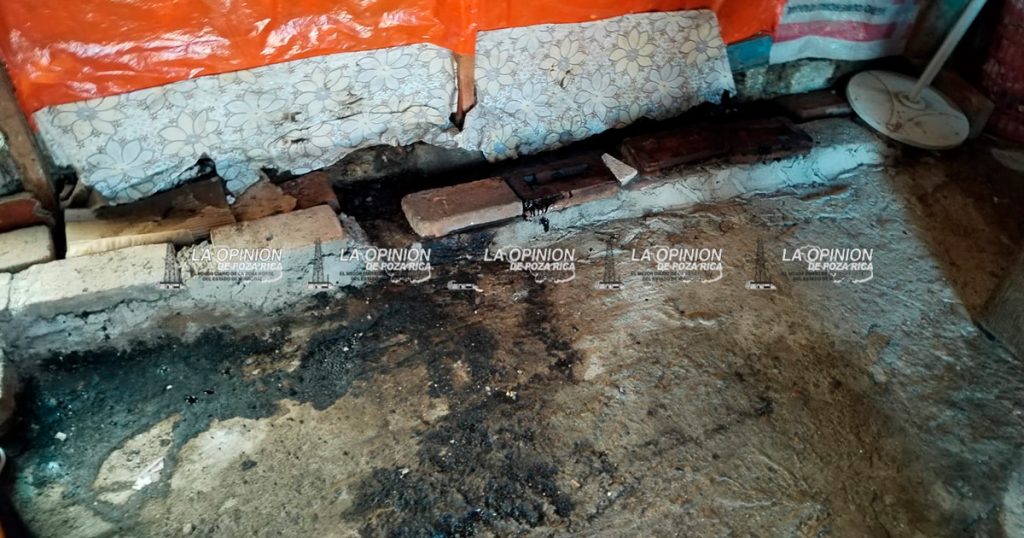 Brota hidrocarburo dentro de las viviendas en la colonia Laredo Brota hidrocarburo dentro de las viviendas en la colonia Laredo