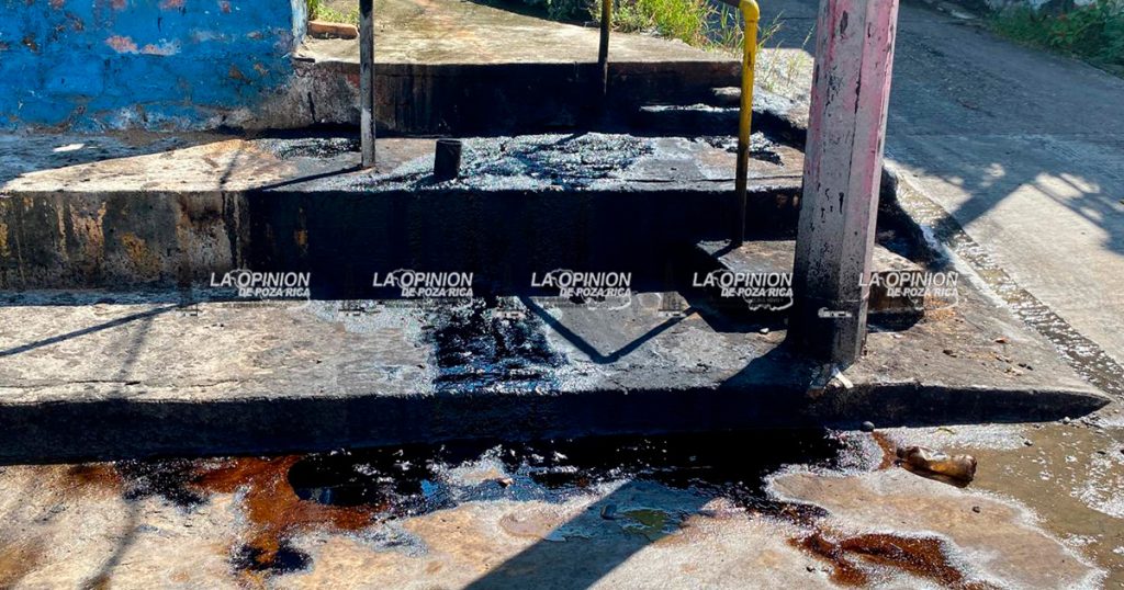 Brota hidrocarburo dentro de las viviendas en la colonia Laredo Brota hidrocarburo dentro de las viviendas en la colonia Laredo